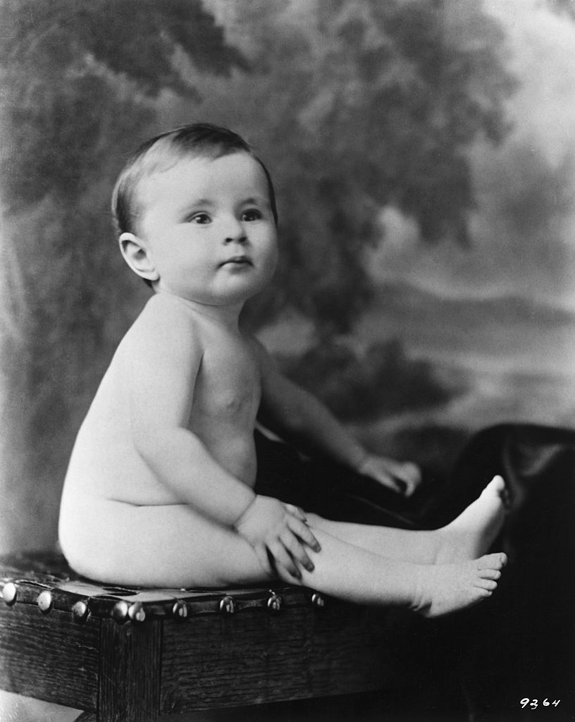 Za blaskiem: mroczne dzieciństwo ikony Hollywoodu