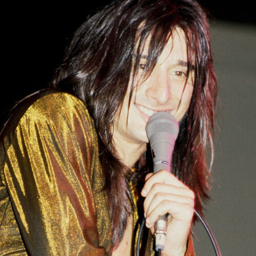 Po 20 latach nieobecności: ikona rocka lat 80., która powróciła, aby dotrzymać obietnicy złożonej kobiecie, której uśmiech „zabił” go.