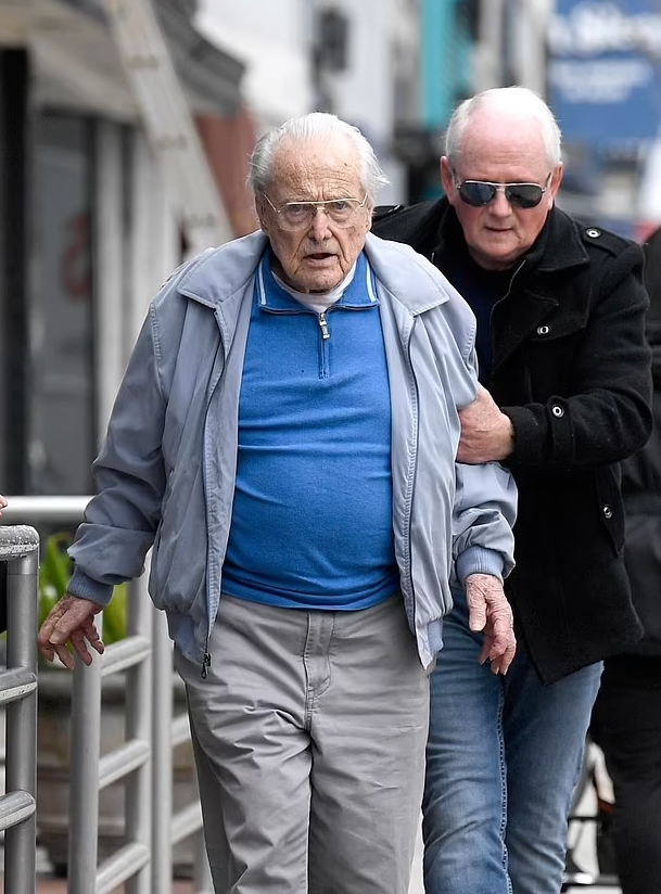 W wieku 98 lat ikona Hollywoodu osiąga cichy kamień milowy – a jej tożsamość zaskoczy Cię.