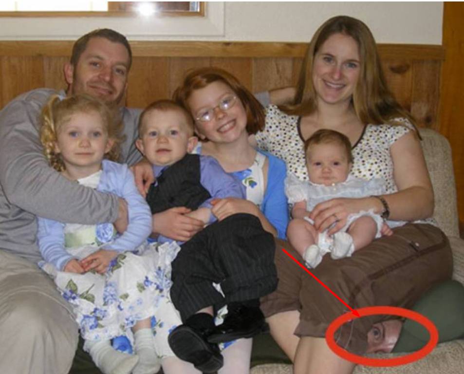 Na pierwszy rzut oka rodzinne zdjęcie wygląda zupełnie zwyczajnie, ale jeśli przyjrzeć się mu bliżej, można dostrzec przerażający szczegół.