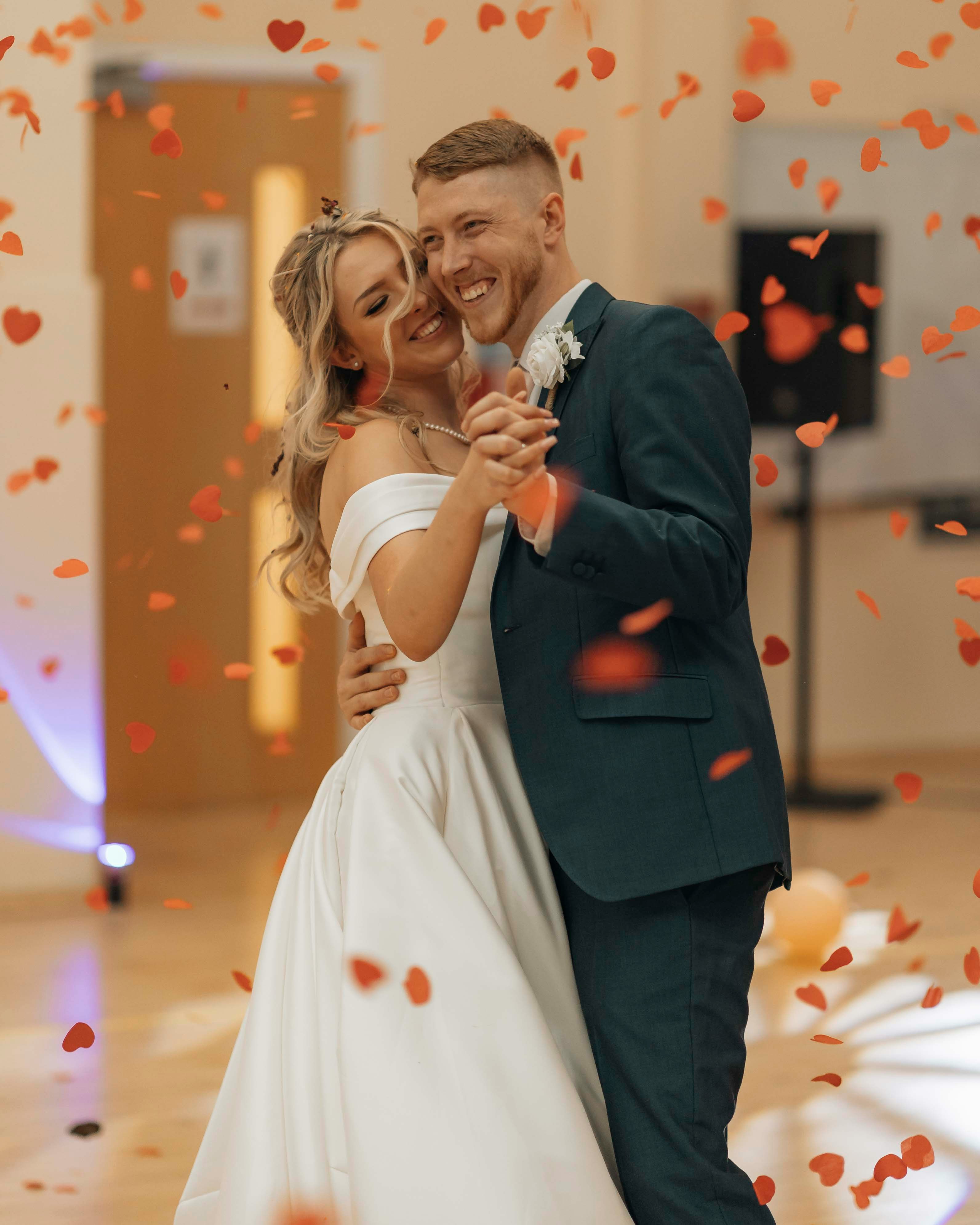 Moja przyszła szwagierka pożyczyła suknię ślubną mojej zmarłej mamy — to, co zrobiła potem, złamało mi serce.