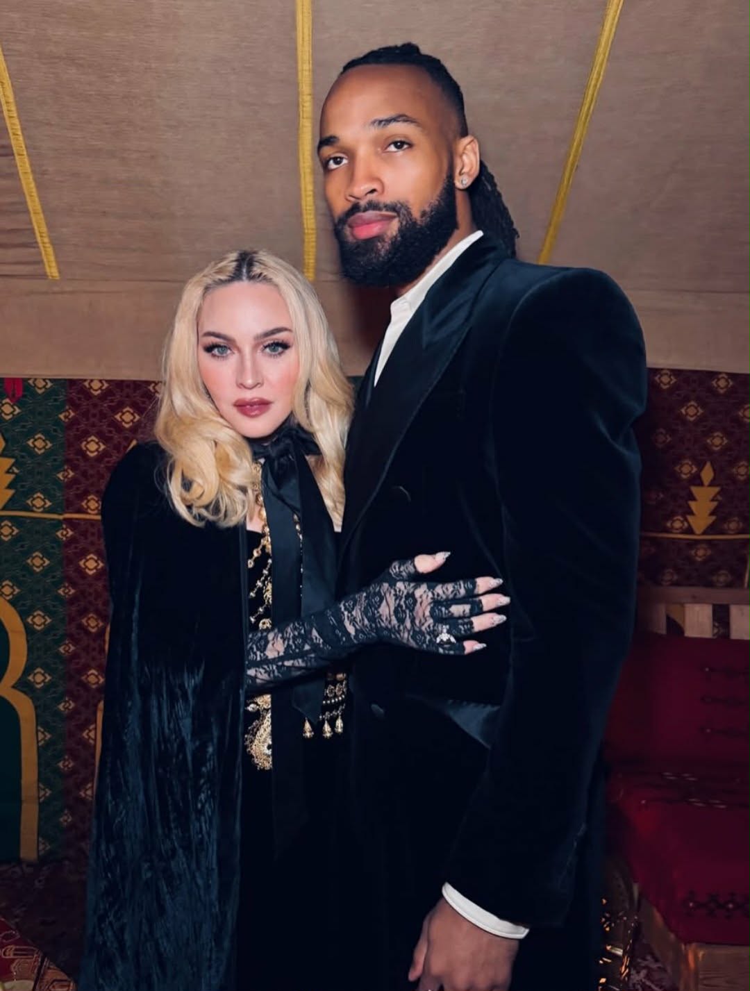 „Patrzy na niego jak na Jezusa!” Na nowych zdjęciach z wakacji 67-letnia Madonna pożera wzrokiem swojego narzeczonego, który jest od niej młodszy o 37 lat.