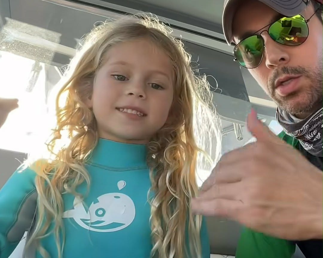 Blond loki i brązowe oczy taty! Podczas gdy Kurnikowa opiekuje się nowo narodzonym synem, jej mąż Iglesias opublikował filmik z córką.