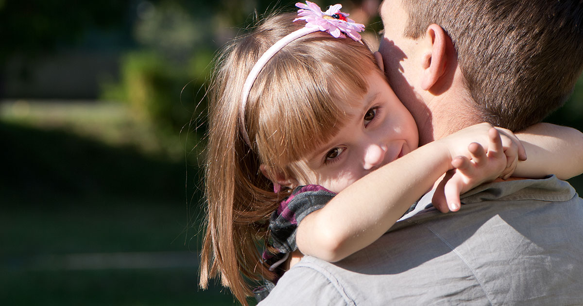 Zapłaciłam za posiłek dla ojca, który znajdował się w trudnej sytuacji finansowej. Kilka tygodni później przyszedł ponownie, ale był już zupełnie innym człowiekiem.