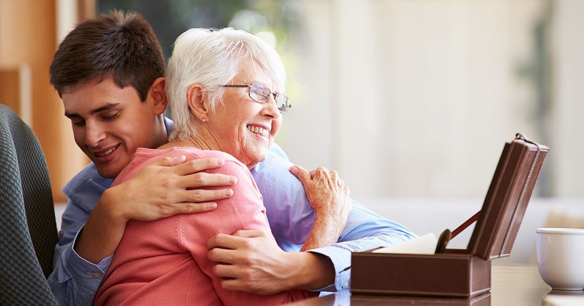 Zabrałem babcię na bal maturalny – i zamieniłem całe życie pełne cichych poświęceń w chwilę, której nikt nie mógł zignorować.