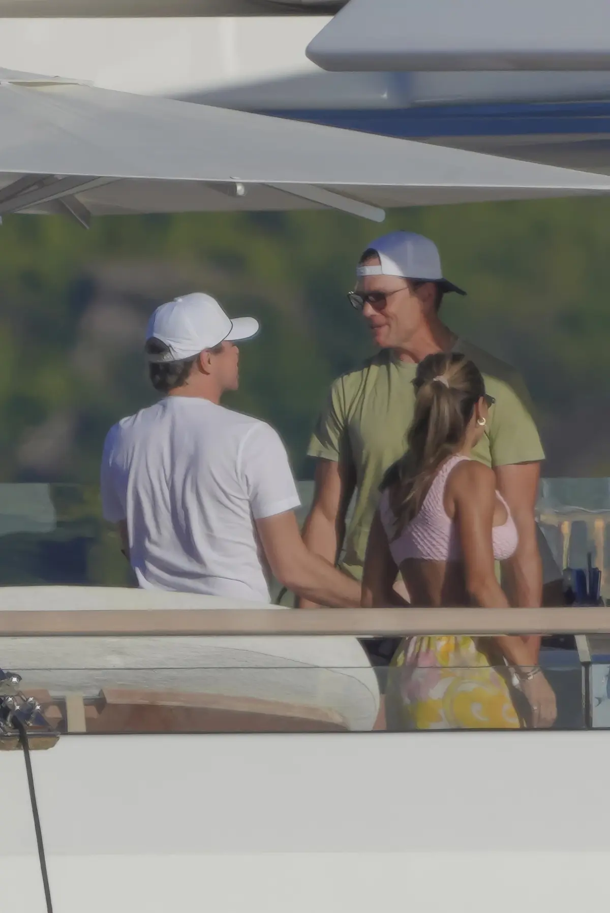 Tom Brady spędza czas z Leonardo DiCaprio i Vittorią Ceretti w bikini na jachcie po pojawieniu się plotek o romansie z Alix Earle.