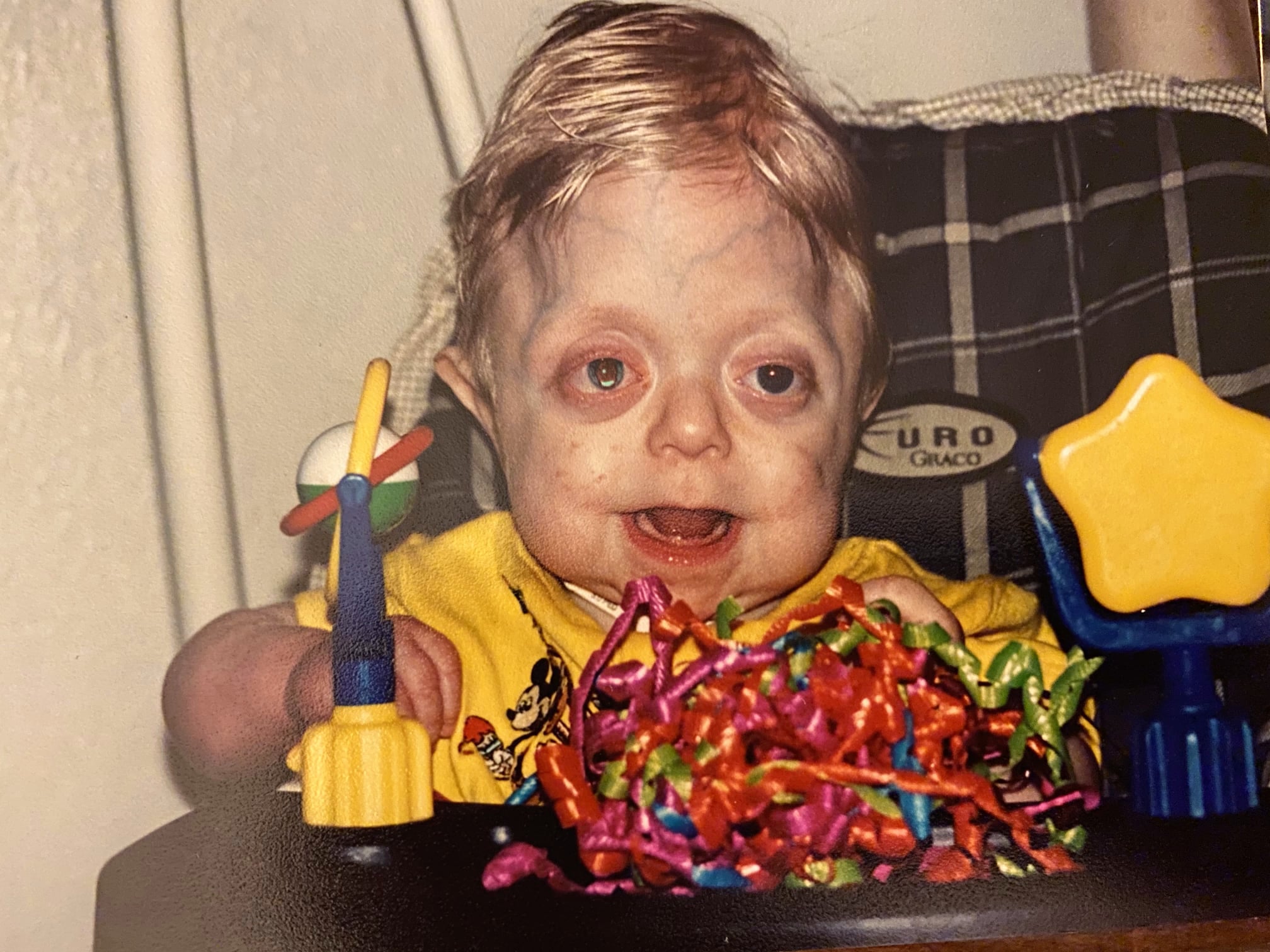 Nastolatek, któremu nie dawano więcej niż 18 miesięcy życia, ukończył liceum.