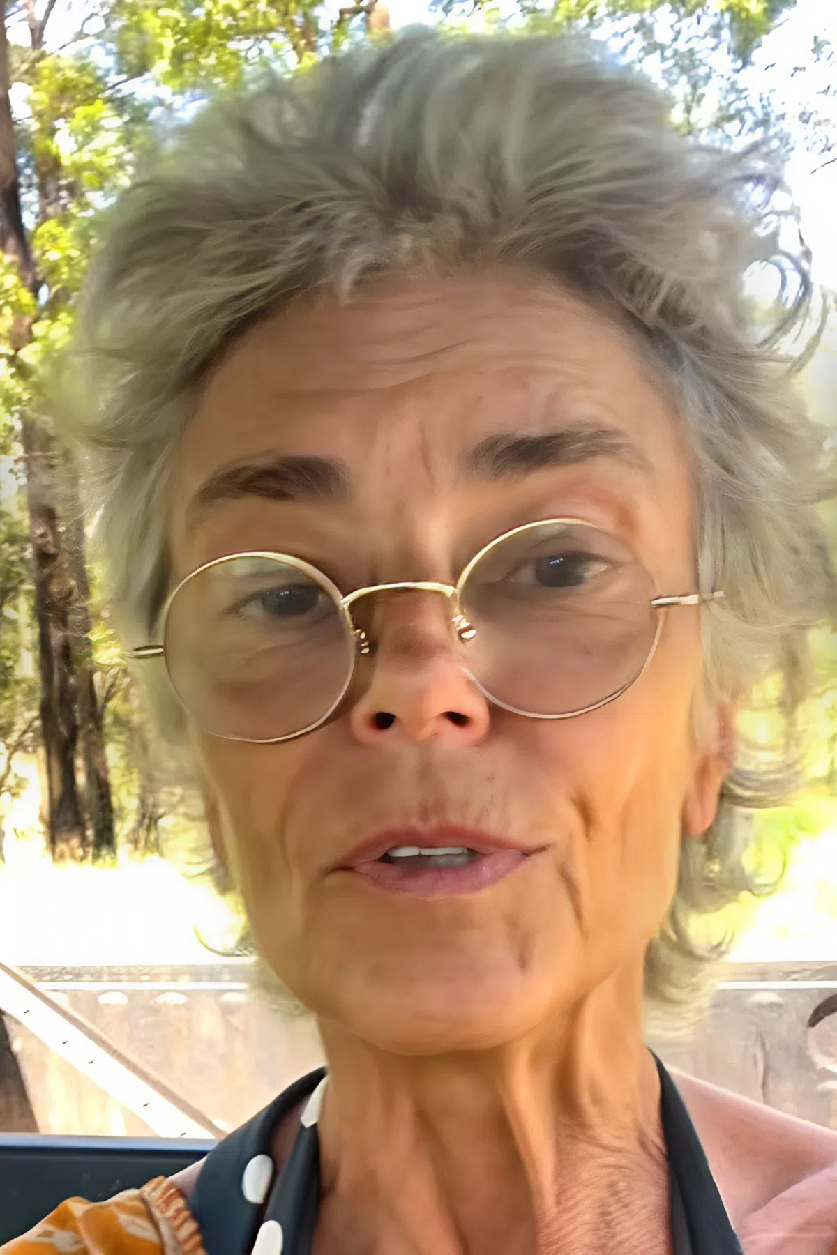 Kobieta wysyła pieniądze bratu, aby ten zaopiekował się starszą matką, i dowiaduje się, że nigdy nie wydał na nią ani grosza.