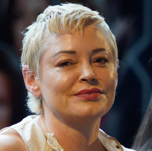 Dziewczynka, która spaliła Biblie, stała się legendą Hollywoodu.