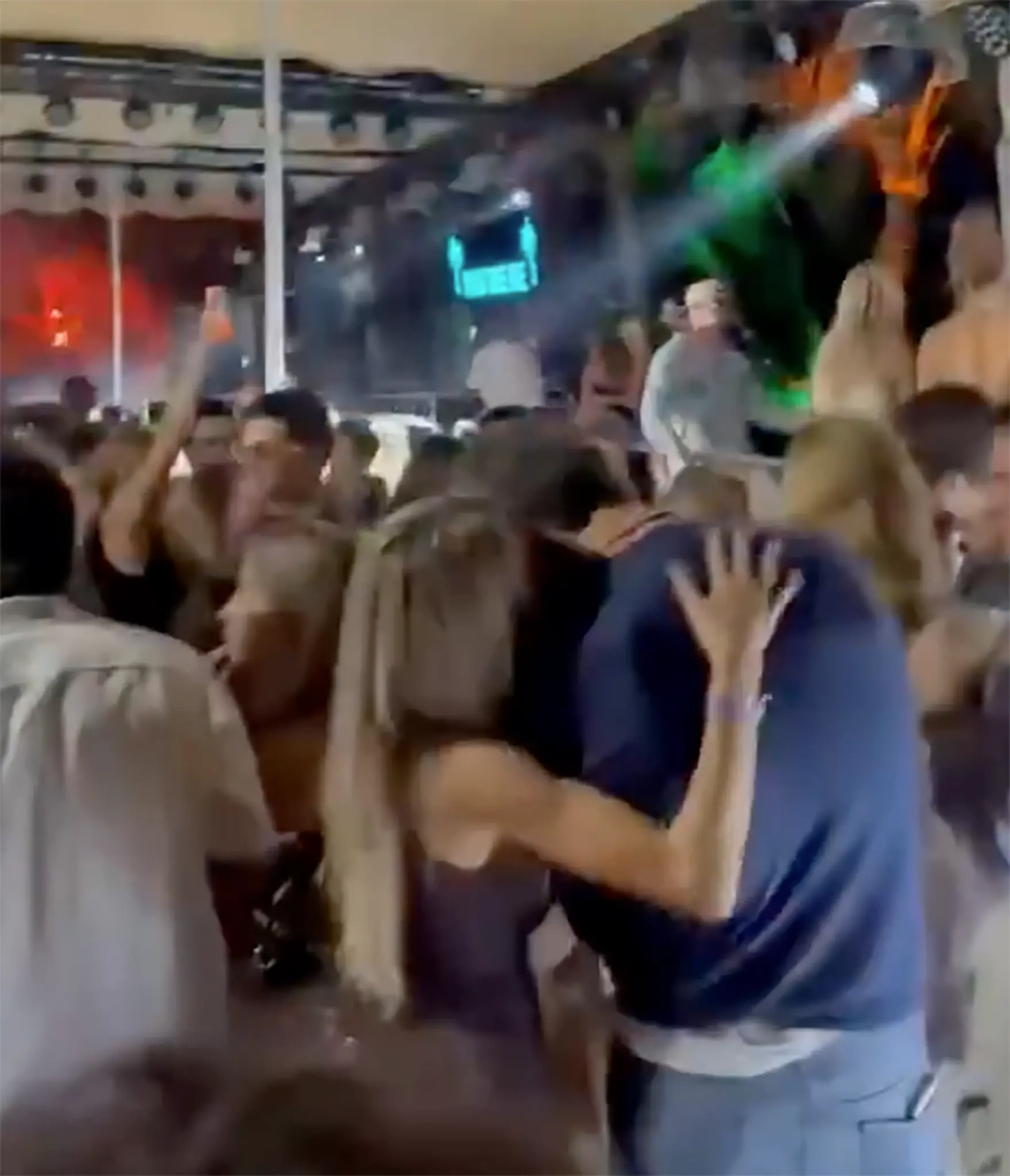 Tom Brady spędza czas z Leonardo DiCaprio i Vittorią Ceretti w bikini na jachcie po pojawieniu się plotek o romansie z Alix Earle.