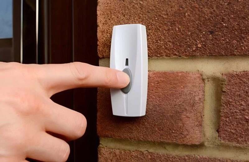 Przerażające pukanie o 3 nad ranem: prawda kryjąca się za psem przed naszymi drzwiami