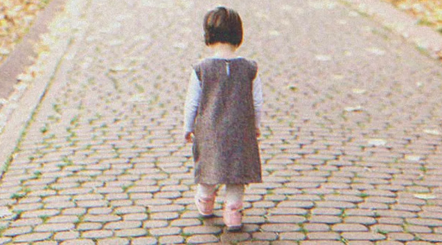 Moja jedenastoletnia córka wróciła do domu, ale jej klucz nie pasował. Czekała PIĘĆ GODZIN na deszczu. Potem wyszła moja mama i powiedziała: „Wszyscy zdecydowaliśmy, że ty i twoja mama nie mieszkacie tu już dłużej”. Nie krzyczałam. Po prostu powiedziałam: „Rozumiem”. Trzy dni później moja mama dostała LIST i zbladła…