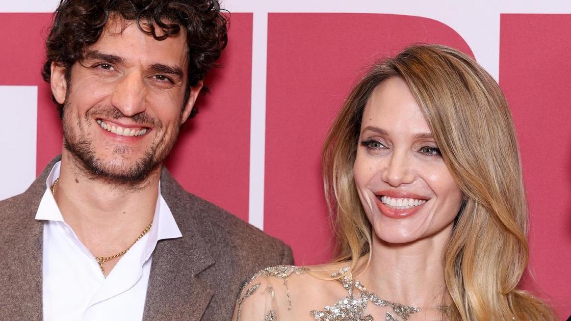 Jest od niej młodszy o 8 lat. 50-letnia Jolie została podejrzana o romans z byłym mężem znanej francuskiej supermodelki i aktorki