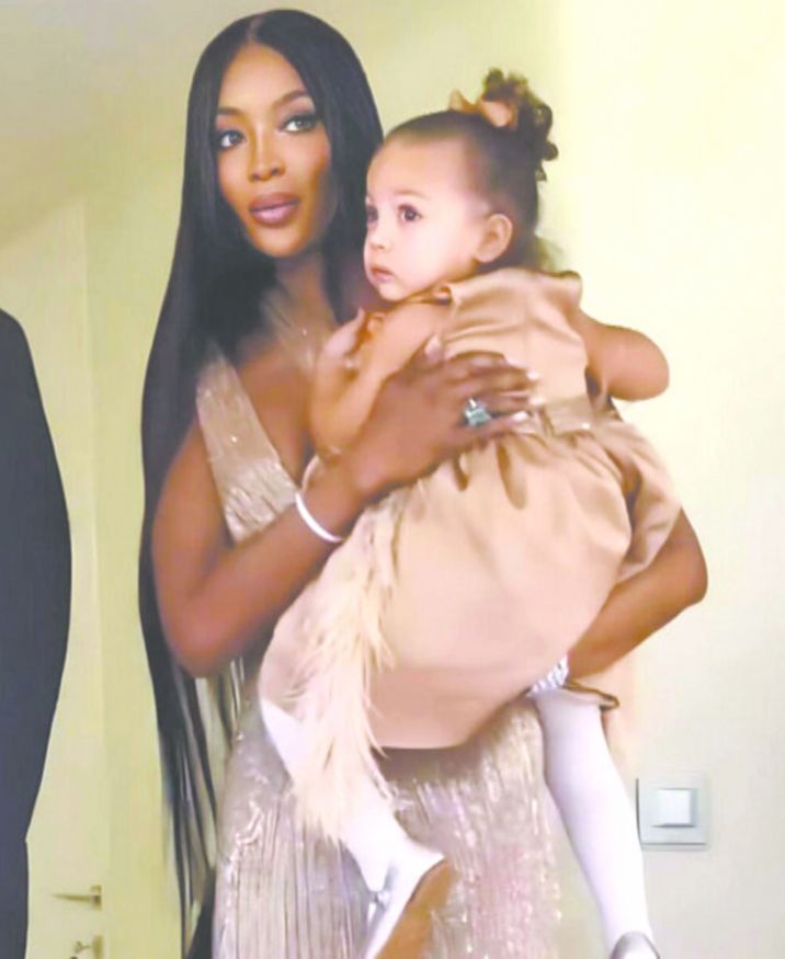 Naomi Campbell: jak „czarna pantera” przetrwała skandale, rzuciła rosyjskiego miliardera i została mamą po 50. roku życia.