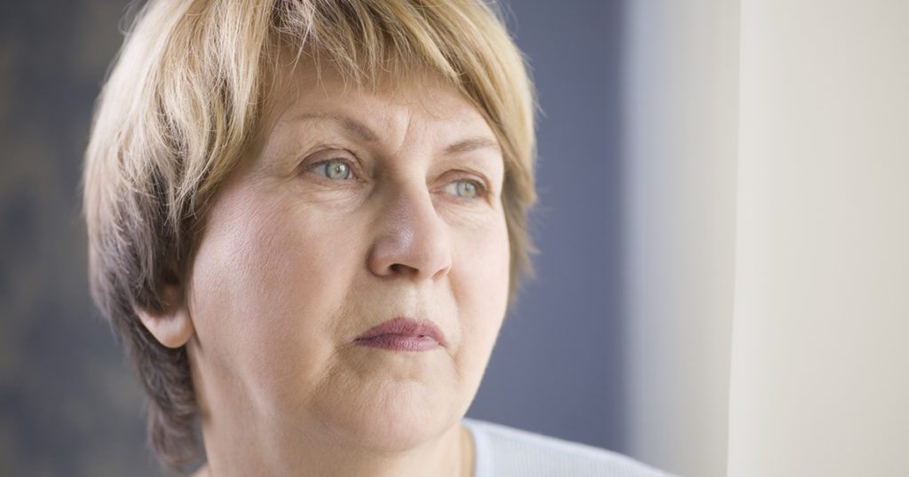 Moja jedenastoletnia córka wróciła do domu, ale jej klucz nie pasował. Czekała PIĘĆ GODZIN na deszczu. Potem wyszła moja mama i powiedziała: „Wszyscy zdecydowaliśmy, że ty i twoja mama nie mieszkacie tu już dłużej”. Nie krzyczałam. Po prostu powiedziałam: „Rozumiem”. Trzy dni później moja mama dostała LIST i zbladła…