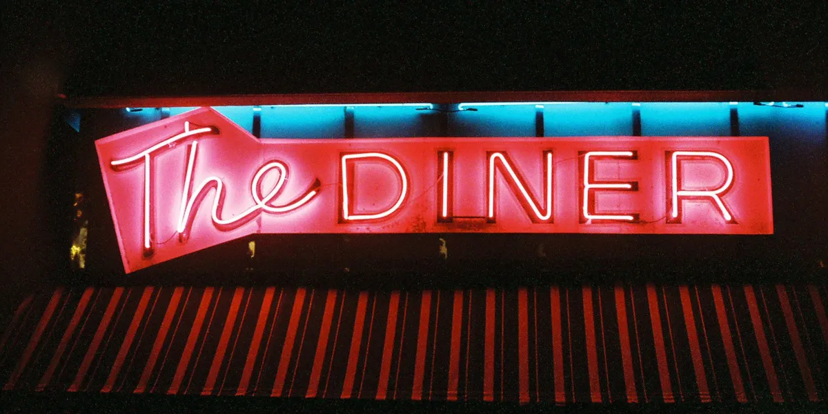 Przez prawie 50 lat w każde urodziny chodziłem do tej samej restauracji, aż pewnego dnia jakiś młody nieznajomy usiadł przy moim stoliku i szepnął mi do ucha: „Powiedział, że przyjdzie”.