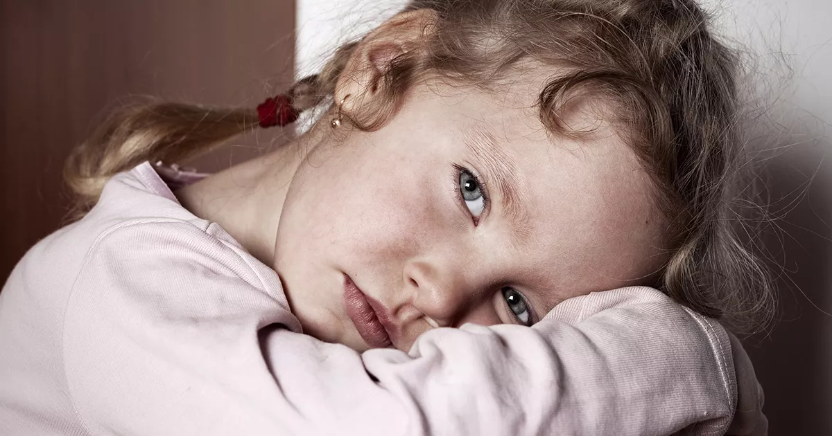 Moja jedenastoletnia córka wróciła do domu, ale jej klucz nie pasował. Czekała PIĘĆ GODZIN na deszczu. Potem wyszła moja mama i powiedziała: „Wszyscy zdecydowaliśmy, że ty i twoja mama nie mieszkacie tu już dłużej”. Nie krzyczałam. Po prostu powiedziałam: „Rozumiem”. Trzy dni później moja mama dostała LIST i zbladła…