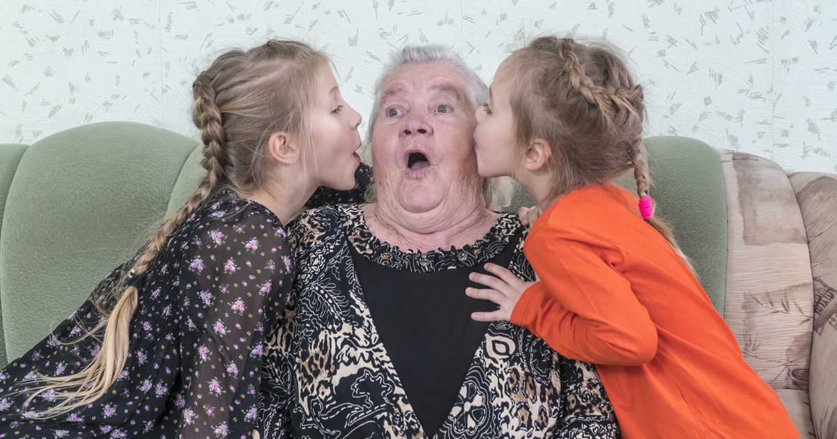 Mój sąsiad wezwał policję do moich dzieci, ponieważ „dzieci nie mogą krzyczeć na zewnątrz” – dlatego wypowiedziałam mu wojnę.