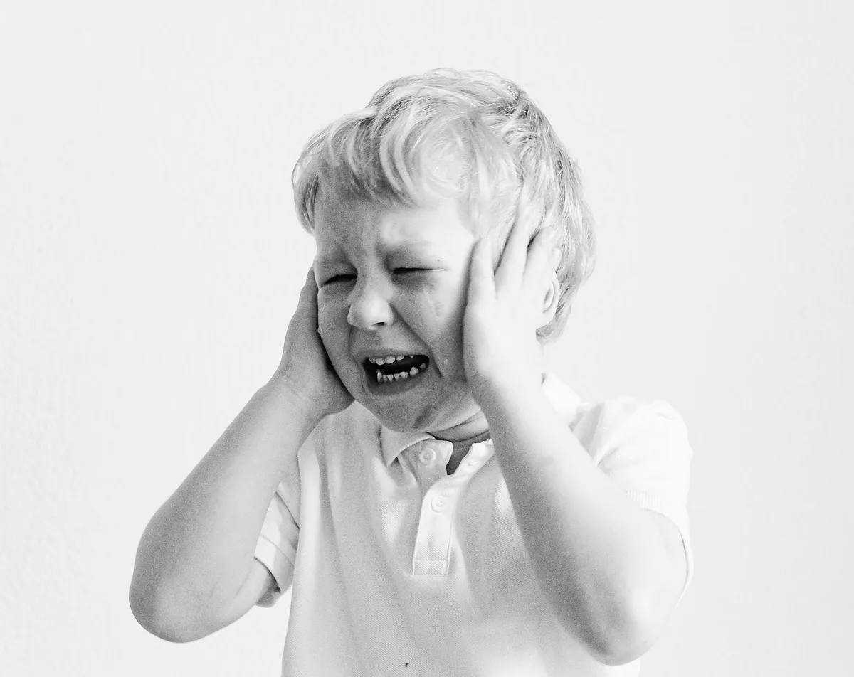 Zrozpaczony po pogrzebie żony zabrałem syna na wakacje – krew mi ziębła w żyłach, gdy powiedział: „Tato, spójrz, mama wróciła!”.