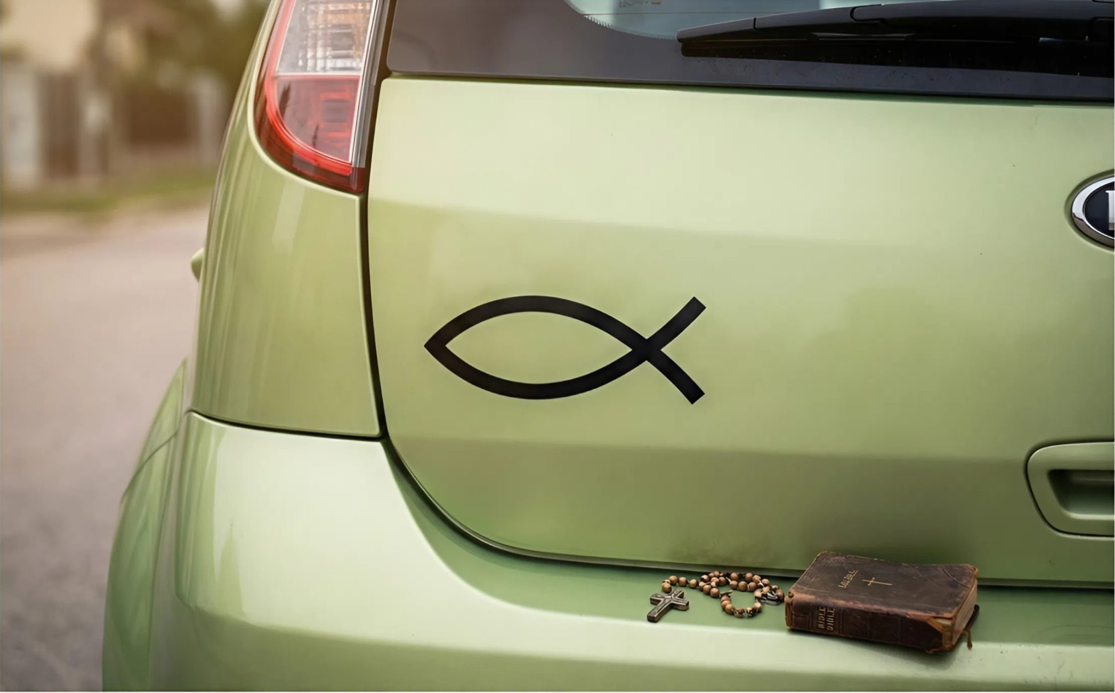 Symbol ryby na samochodach – wyjaśnienie: jego znaczenie, historia i powody, dla których kierowcy go umieszczają