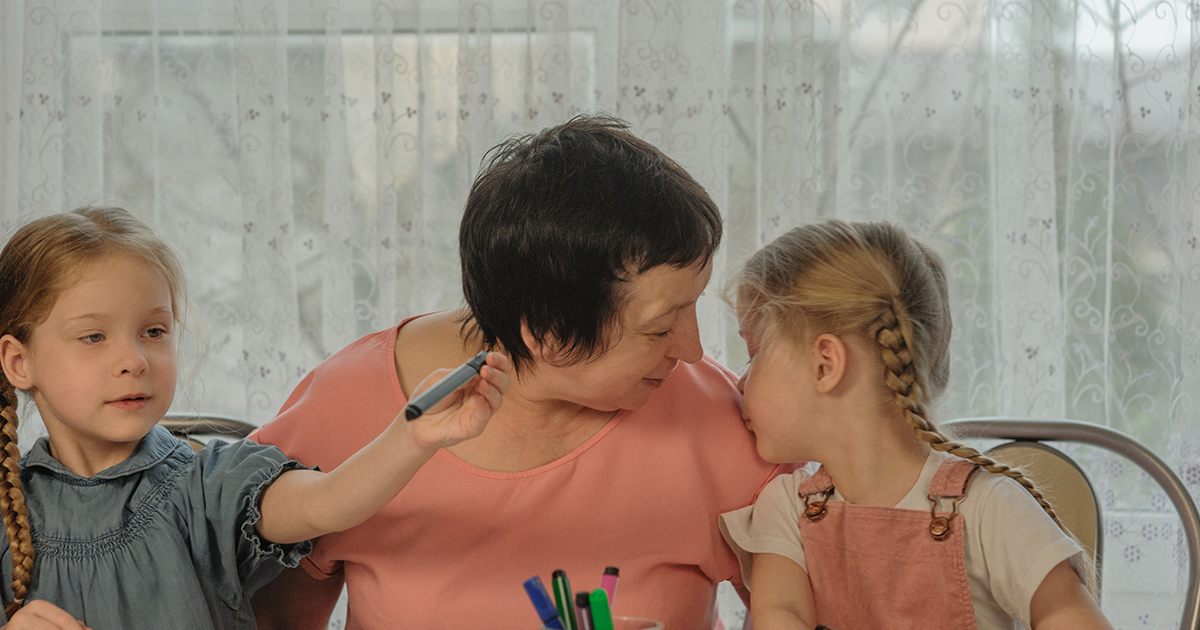 Mój sąsiad wezwał policję do moich dzieci, ponieważ „dzieci nie mogą krzyczeć na zewnątrz” – dlatego wypowiedziałam mu wojnę.