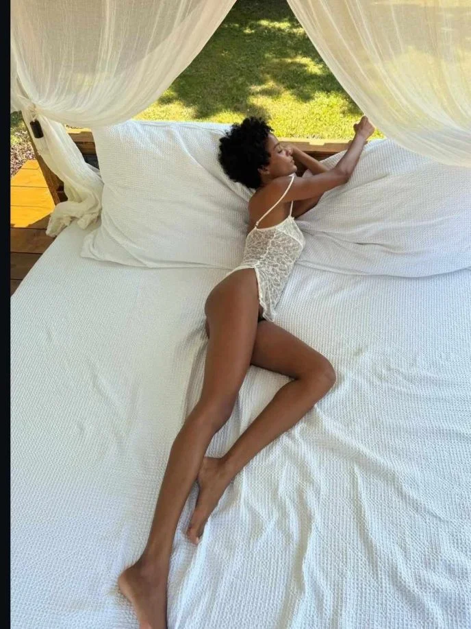 Brazylijska ciemnoskóra bogini! 58-letni Kassel pokazał swoją 28-letnią wybrankę w bikini sześć miesięcy po narodzinach syna.