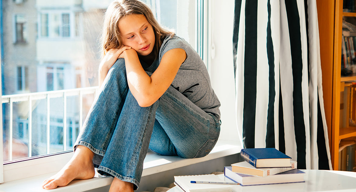Moja jedenastoletnia córka wróciła do domu, ale jej klucz nie pasował. Czekała PIĘĆ GODZIN na deszczu. Potem wyszła moja mama i powiedziała: „Wszyscy zdecydowaliśmy, że ty i twoja mama nie mieszkacie tu już dłużej”. Nie krzyczałam. Po prostu powiedziałam: „Rozumiem”. Trzy dni później moja mama dostała LIST i zbladła…