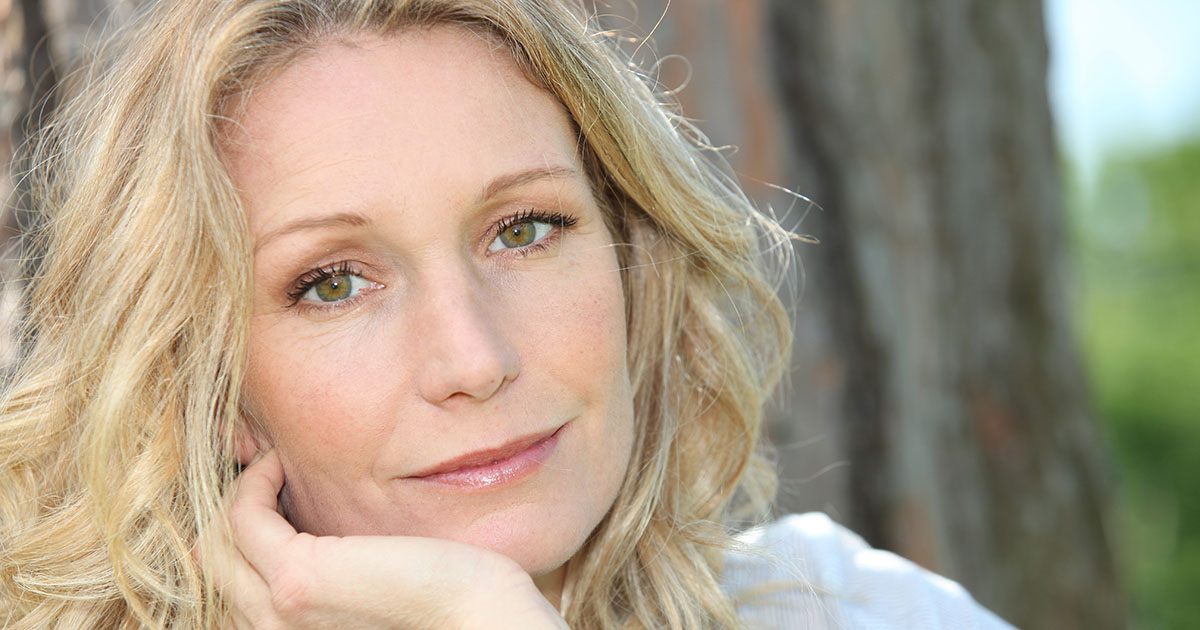 Po 32 latach małżeństwa zmarł mój mąż – na jego pogrzebie pojawiła się jego córka ubrana na biało i powiedziała: „Mój ojciec nie był tym, za kogo się podawał”