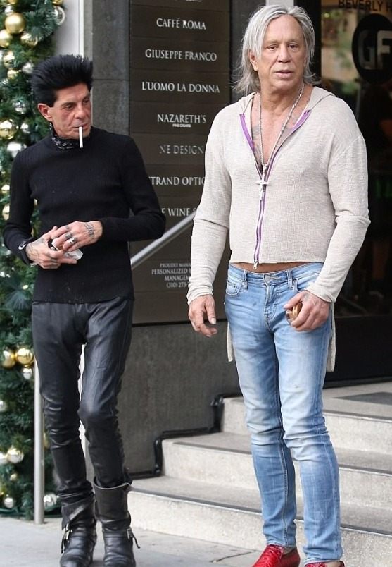 „Kiedyś łamał serca w całym Hollywood, a teraz wygląda zupełnie inaczej!” Czy rozpoznacie tego kultowego aktora, który podbił serca milionów widzów?