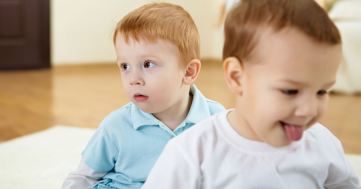 Podczas porodu straciłam jedno z moich bliźniąt — ale pewnego dnia mój syn zobaczył chłopca, który wyglądał dokładnie tak jak on