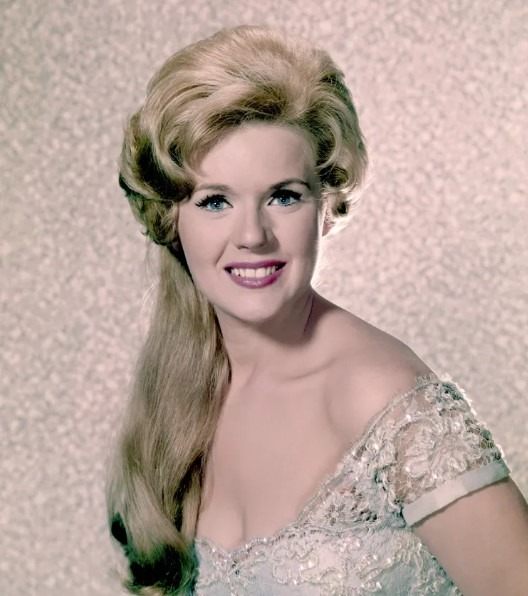 W wieku 86 lat powraca silniejsza niż kiedykolwiek! Fani są zachwyceni jej przemianą!