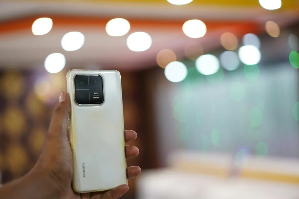 Wypędzili mnie i moją wnuczkę z kawiarni na deszcz – wtedy wkroczyła sprawiedliwość.