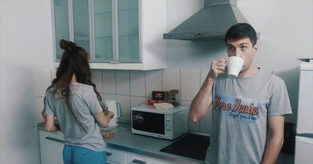 Moja siostra wydała 12 000 dolarów z mojej karty kredytowej, żeby zorganizować imprezę bez mojej zgody. Kiedy powiedziałam, że zgłoszę to na policję, mój ojciec zagroził, że wyrzuci mnie z domu – ale nawet nie mieli pojęcia, jak bardzo się pomylili.