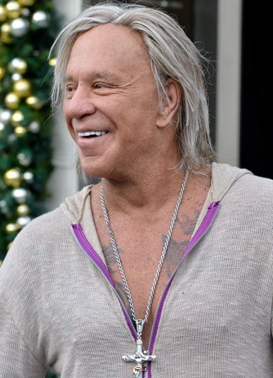 „Kiedyś łamał serca w całym Hollywood, a teraz wygląda zupełnie inaczej!” Czy rozpoznacie tego kultowego aktora, który podbił serca milionów widzów?