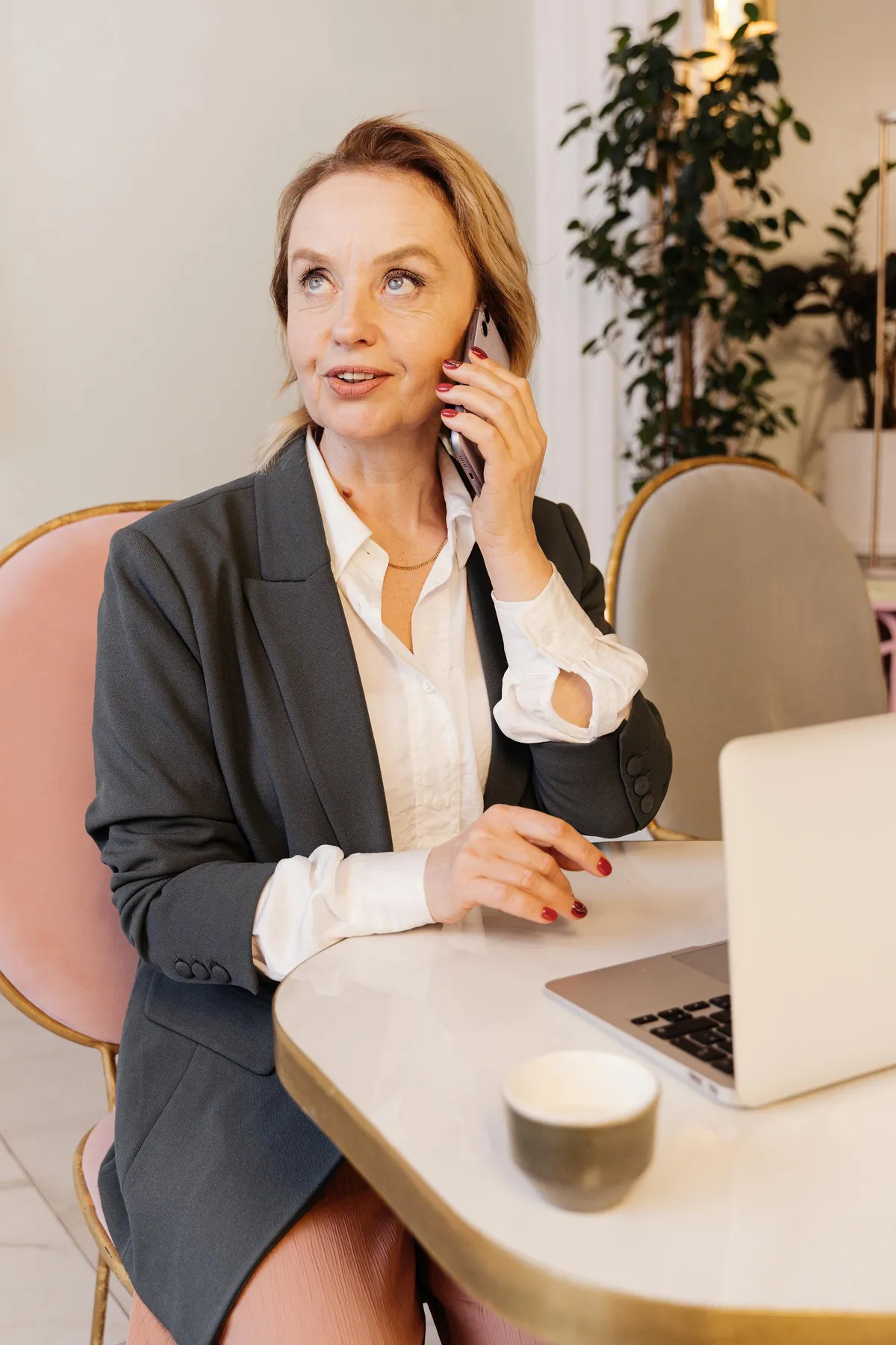 Wypędzili mnie i moją wnuczkę z kawiarni na deszcz – wtedy wkroczyła sprawiedliwość.