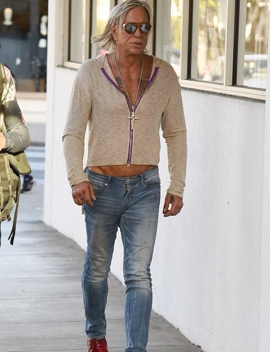 „Kiedyś łamał serca w całym Hollywood, a teraz wygląda zupełnie inaczej!” Czy rozpoznacie tego kultowego aktora, który podbił serca milionów widzów?