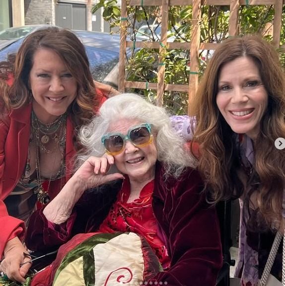 W wieku 86 lat powraca silniejsza niż kiedykolwiek! Fani są zachwyceni jej przemianą!