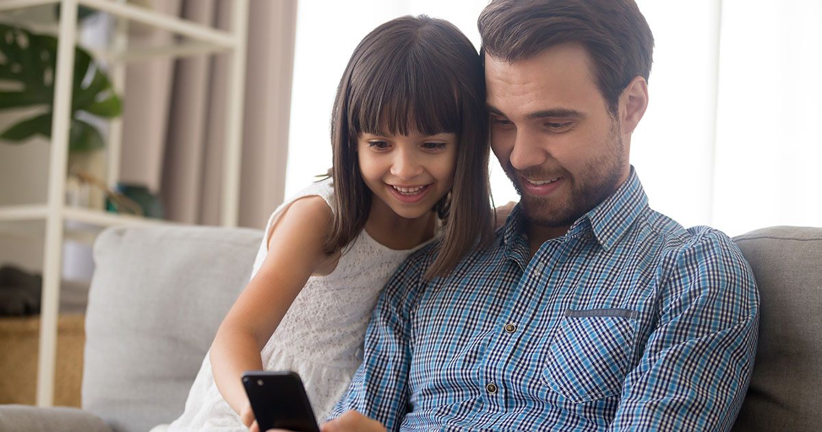 Wychowałem wnuczkę po tym, jak moja rodzina zginęła w wypadku podczas burzy śnieżnej – dwadzieścia lat później wręczyła mi notatkę, która zmieniła wszystko.