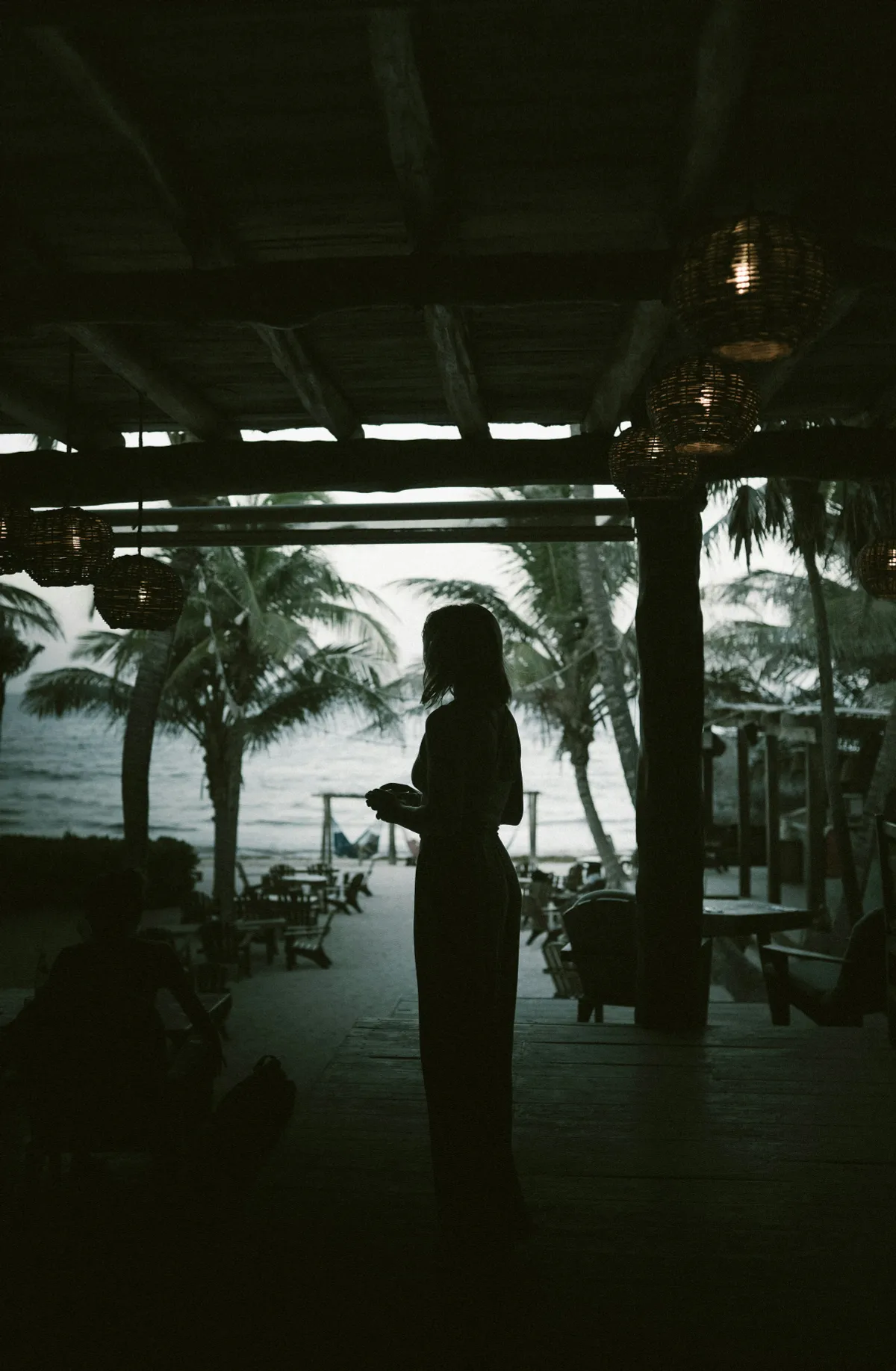 Zrozpaczony po pogrzebie żony zabrałem syna na wakacje – krew mi ziębła w żyłach, gdy powiedział: „Tato, spójrz, mama wróciła!”.