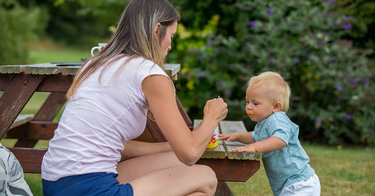 Ten „przerażający” motocyklista po prostu zwrócił mojej córce but – i to zmieniło wszystko