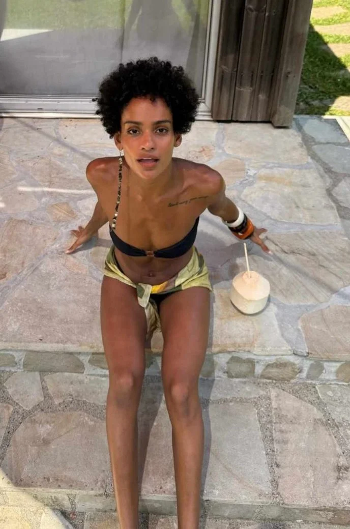 Brazylijska ciemnoskóra bogini! 58-letni Kassel pokazał swoją 28-letnią wybrankę w bikini sześć miesięcy po narodzinach syna.