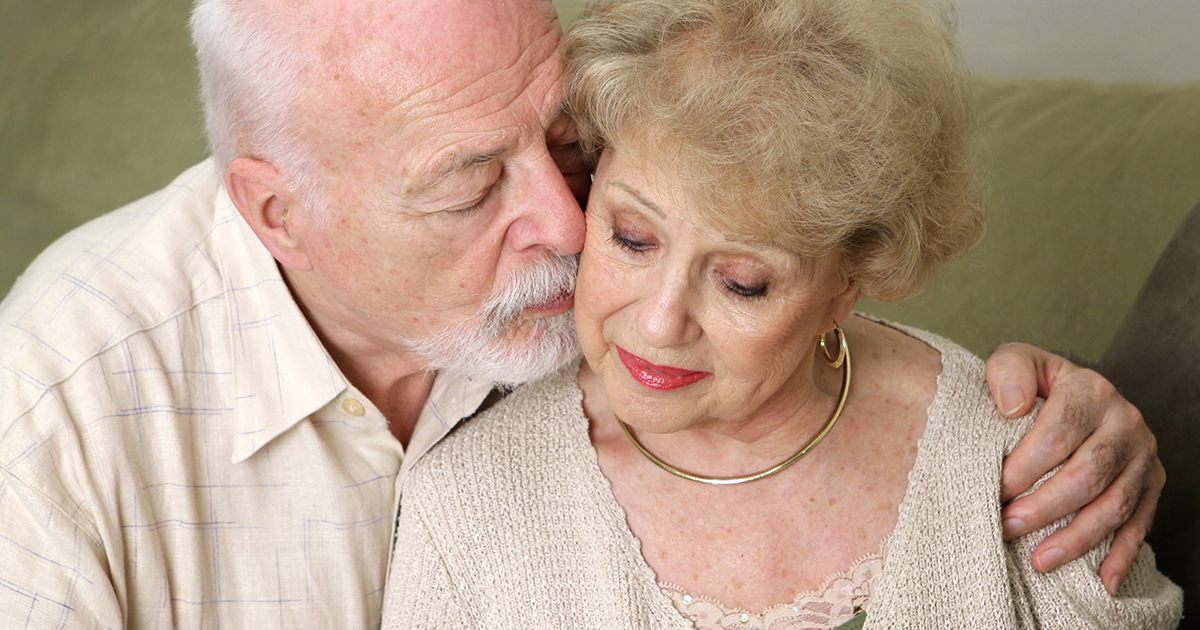 Mój ojczym wychował mnie jak własną córkę po śmierci mojej mamy, kiedy miałam 4 lata – podczas jego pogrzebu słowa pewnego starszego mężczyzny doprowadziły mnie do prawdy, która przez lata była przede mną ukrywana