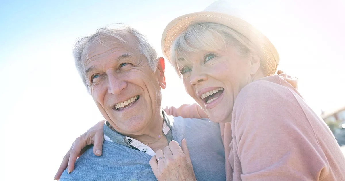 Mój ojczym wychował mnie jak własną córkę po śmierci mojej mamy, kiedy miałam 4 lata – podczas jego pogrzebu słowa pewnego starszego mężczyzny doprowadziły mnie do prawdy, która przez lata była przede mną ukrywana