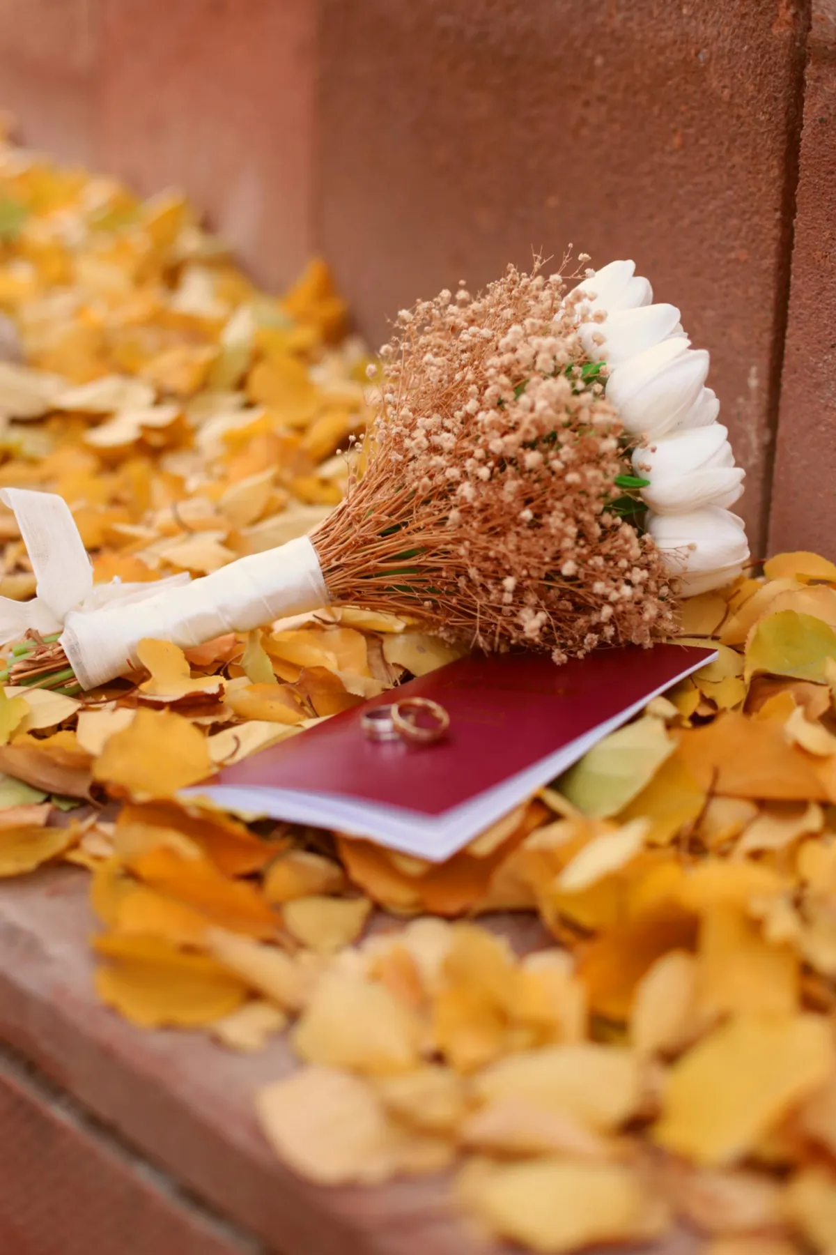 Dziewczyna mojego taty próbowała przyćmić mnie na moim własnym ślubie – więc odwróciłam sytuację i wszyscy mi bił