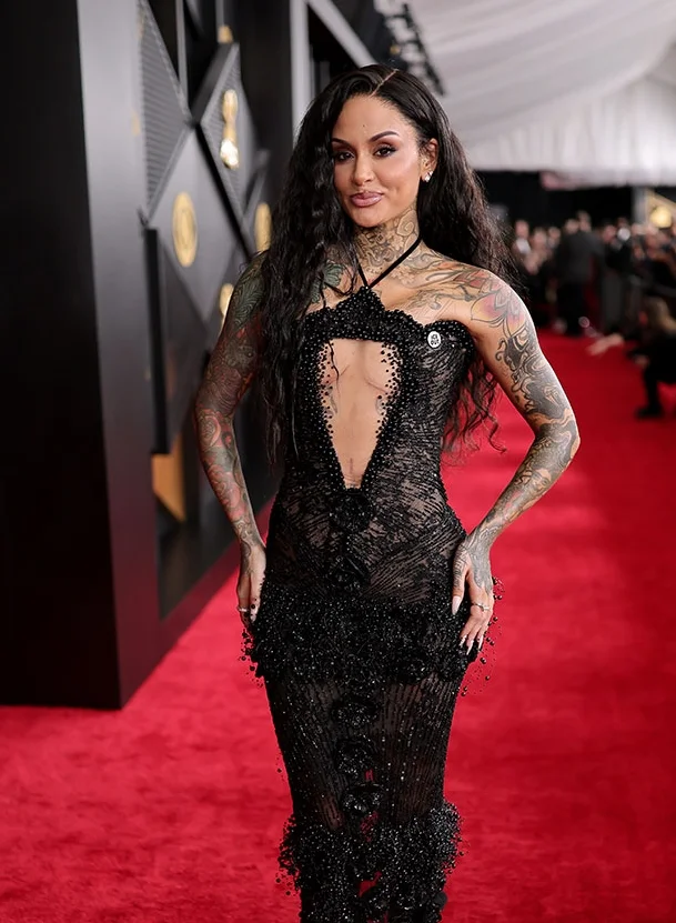 Dziesięć najciekawszych stylizacji z czerwonego dywanu podczas gali „Grammy 2026”, które przyciągnęły uwagę wszystkich. Zobaczcie je sami.