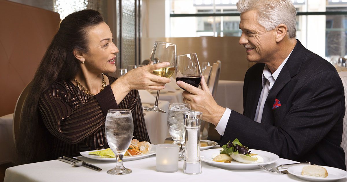 Mój ojczym wychował mnie jak własną córkę po śmierci mojej mamy, kiedy miałam 4 lata – podczas jego pogrzebu słowa pewnego starszego mężczyzny doprowadziły mnie do prawdy, która przez lata była przede mną ukrywana