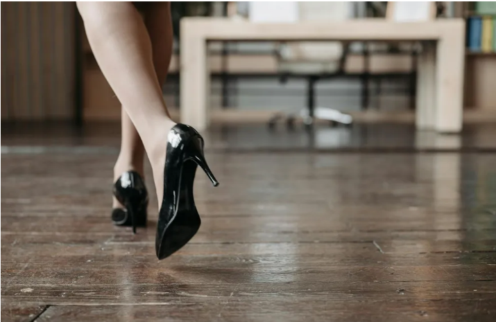 Mój mąż zamienił naszą czteroosobową rodzinę na swoją kochankę — trzy lata później spotkałam ich ponownie i było to dla mnie całkowicie satysfakcjonujące.