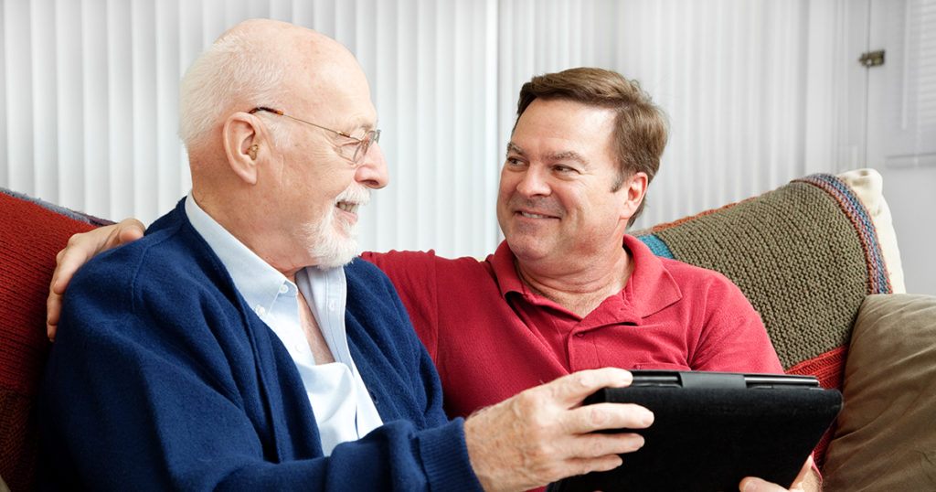 Kiedy mój ojciec podzielił spadek, mój brat dostał wszystko, a ja tylko domek dziadka – i tajemnicę, którą zabrał ze sobą do grobu