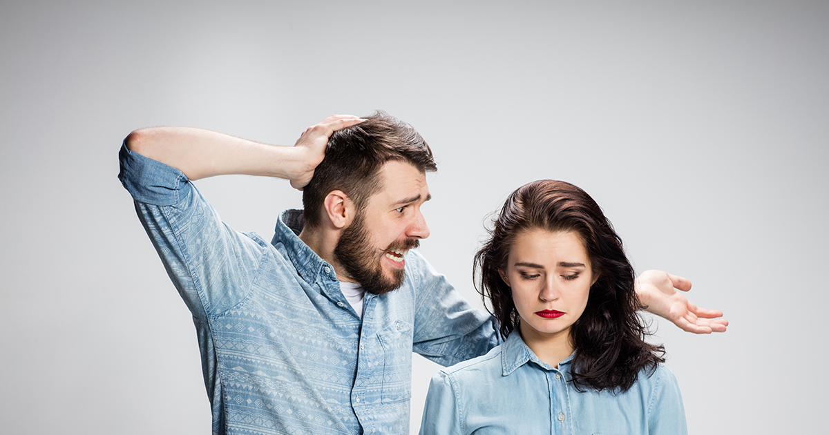 Moja siostra wydała 12 000 dolarów z mojej karty kredytowej, żeby zorganizować imprezę bez mojej zgody. Kiedy powiedziałam, że zgłoszę to na policję, mój ojciec zagroził, że wyrzuci mnie z domu – ale nawet nie mieli pojęcia, jak bardzo się pomylili.