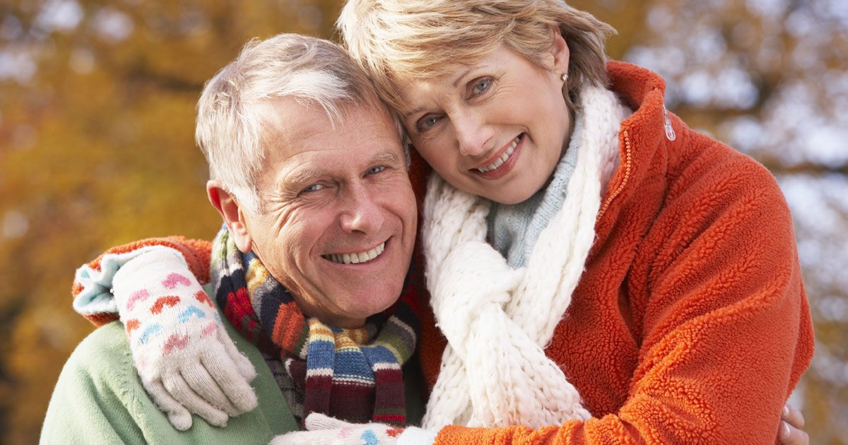 Mój ojczym wychował mnie jak własną córkę po śmierci mojej mamy, kiedy miałam 4 lata – podczas jego pogrzebu słowa pewnego starszego mężczyzny doprowadziły mnie do prawdy, która przez lata była przede mną ukrywana